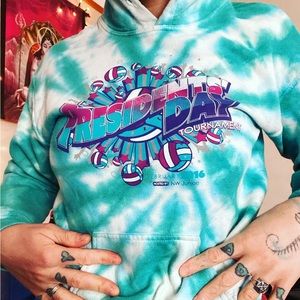 really fun & silly volleyball tie-dye sweater in pure 90s style💧🌩️💧